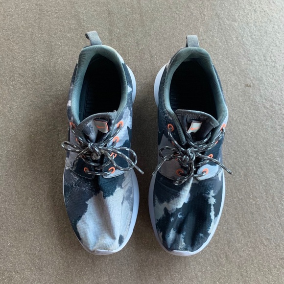 Nike Roshe Tie-Dye Sneakers - Picture 3 of 4